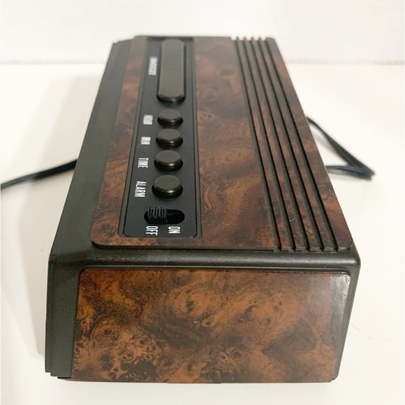 Vintage Advance Model 3142 Digital Alarm Clock Electric and Battery Powered ⏰ - Picture 4 of 9